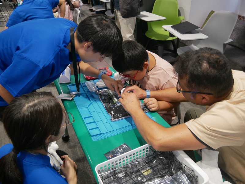 親子とトーブルトレーナーが一緒になって組立を進める