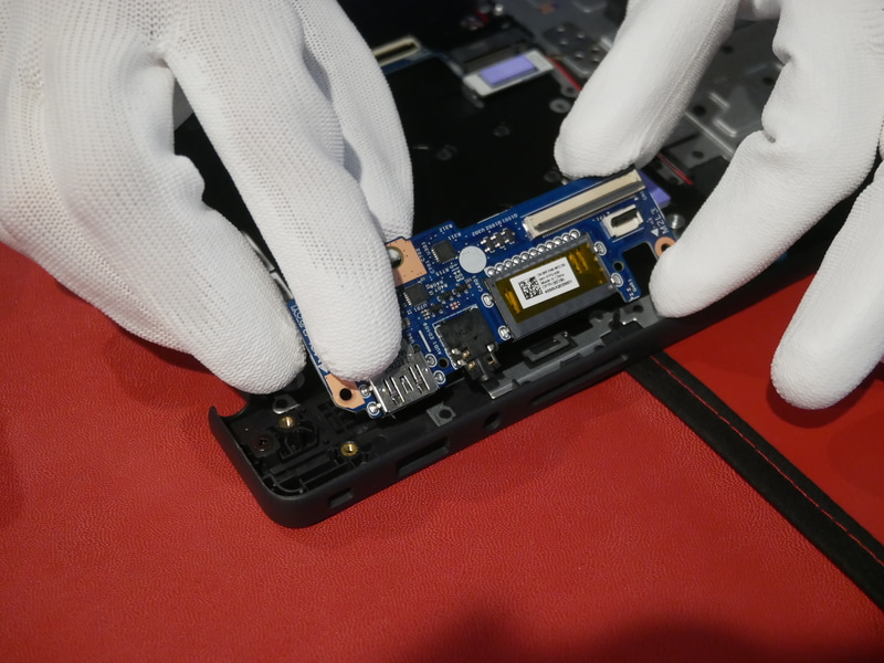 I/Oボードの取り付け作業を行なう