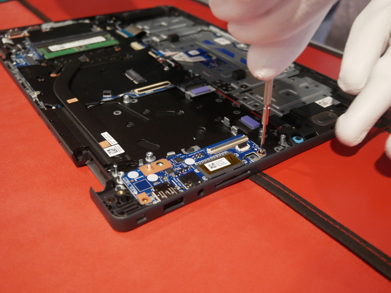  I/Oボードをネジで固定する