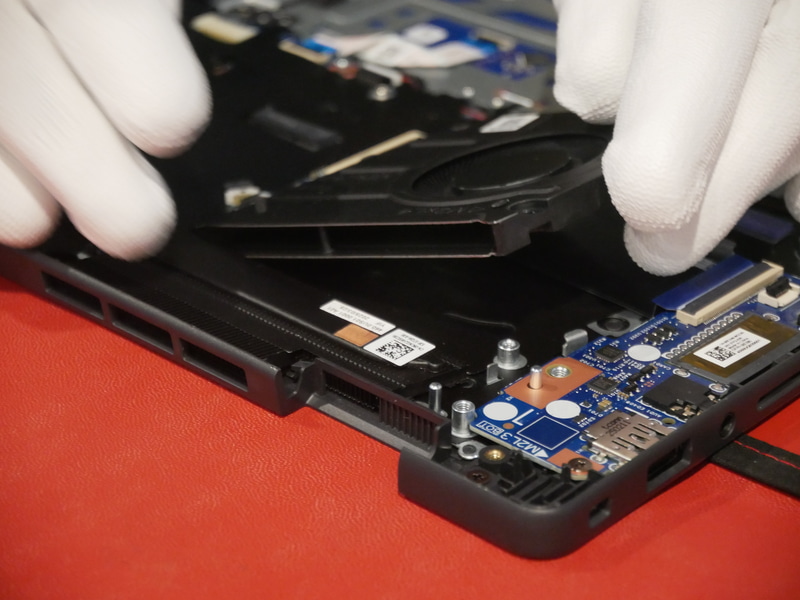 ファンの取り付け作業