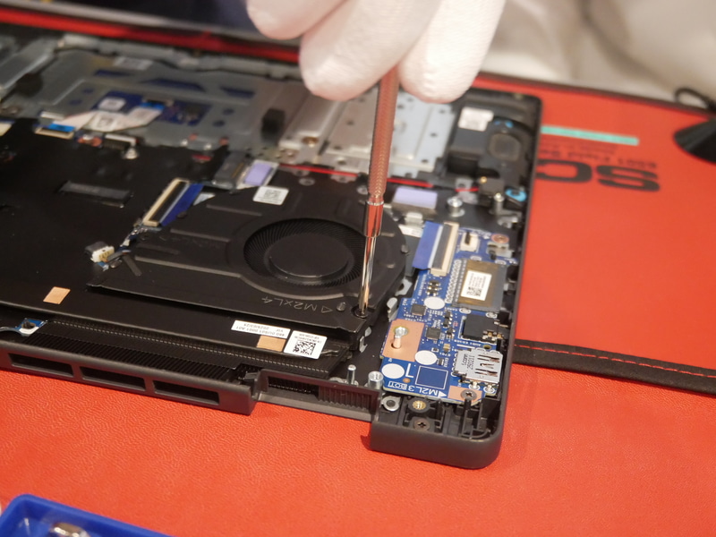 ファンをネジで固定する