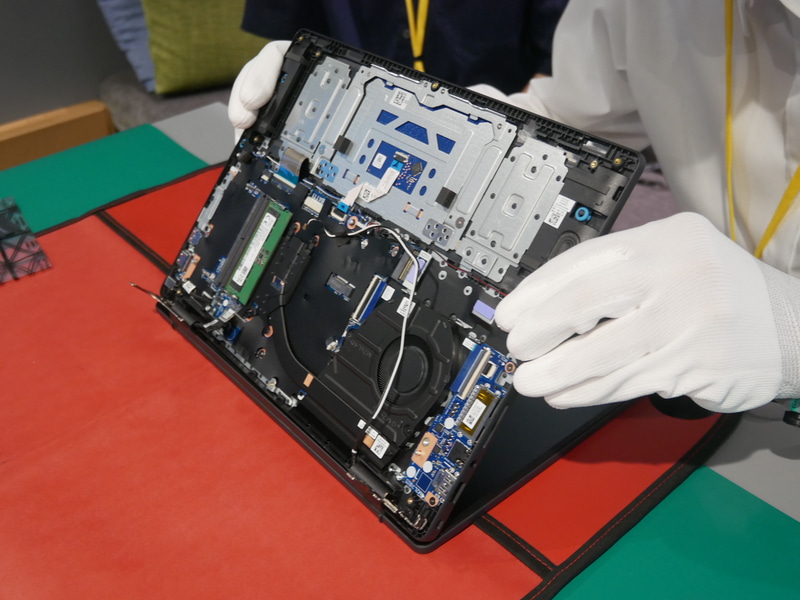 ディスプレイの取り付け作業