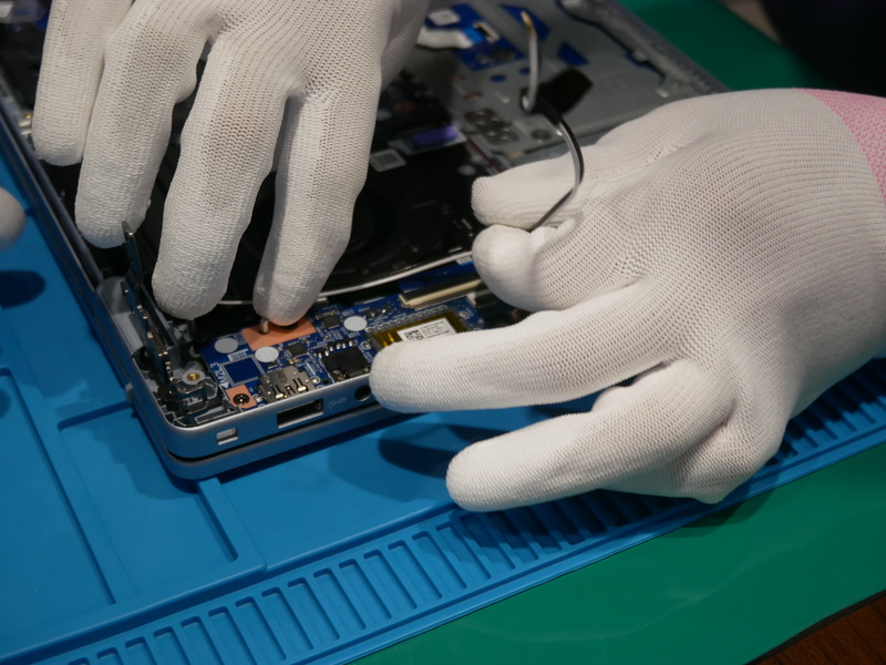 ワイヤレスLANカード用のケーブルの配線を行なう