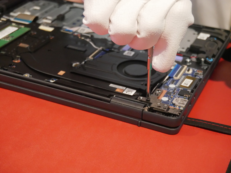 ディスプレイのヒンジ部をネジで固定する