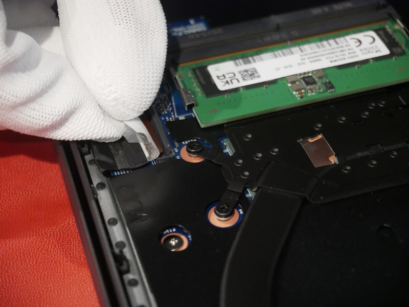 ディスプレイケーブルをマザーボードに取り付ける