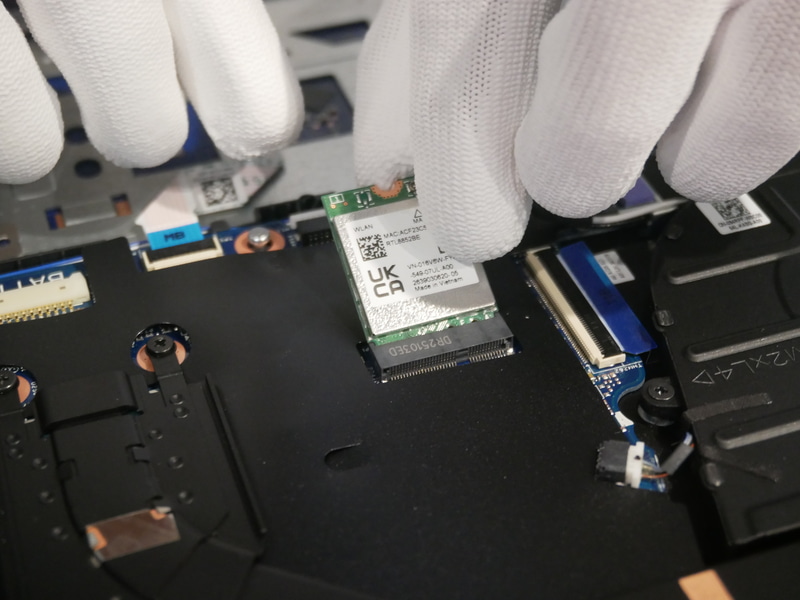 ワイヤレスカードの取り付け作業