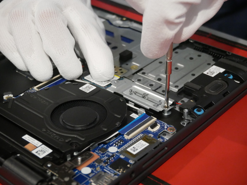 SSDをネジで固定する