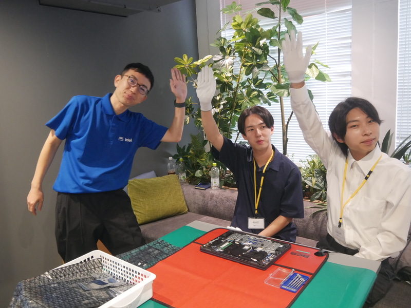 デルの宮崎カスタマーセンターでインターンシップ中の学生も特別に組立に参加していた