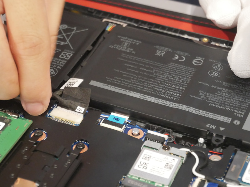 マザーボードにコネクタを差し込む