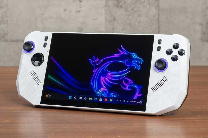 ディスプレイは8型WUXGA(1,920×1,200ドット)IPS液晶を搭載。ベゼルが狭めで、ゲーム世界への没入感が高い