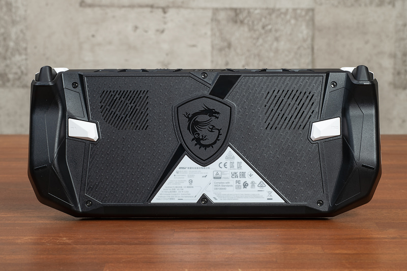 本体内部には高効率ヒートパイプとデュアルファンで構成された冷却システム「Cool Boost HyperFlow」を内蔵。「Ryzen Z2 Extreme」のハイパワーを安定して発揮できる