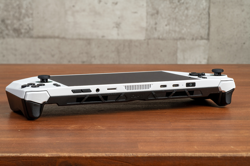 USB4 Type-C(映像出力、USB PD対応)が2基搭載されているので、給電しながら、外部ディスプレイに接続できる