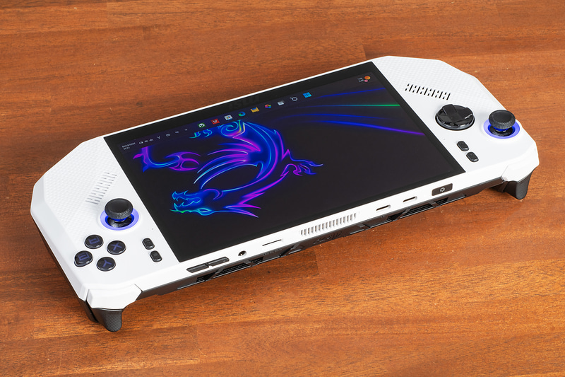 ホール効果技術を採用したアナログスティックとトリガーを装備。操作フィーリングも気持ちイイ