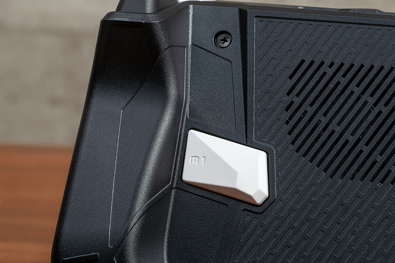 背面にはマクロボタン(M1/M2)を用意。複雑な操作をワンプッシュで実行できる