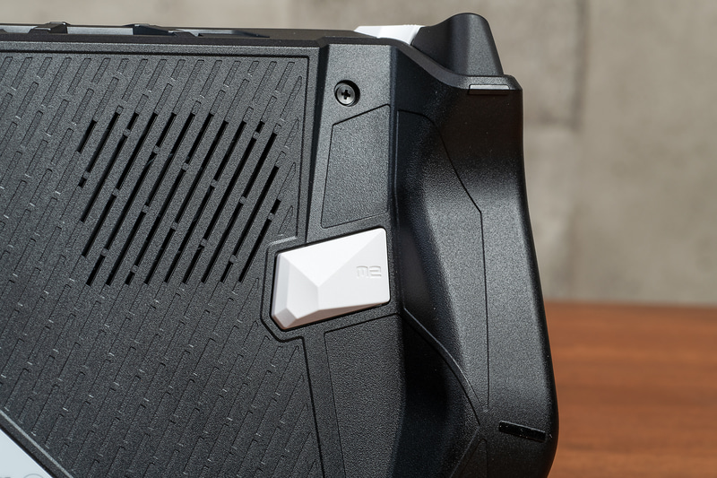 背面にはマクロボタン(M1/M2)を用意。複雑な操作をワンプッシュで実行できる