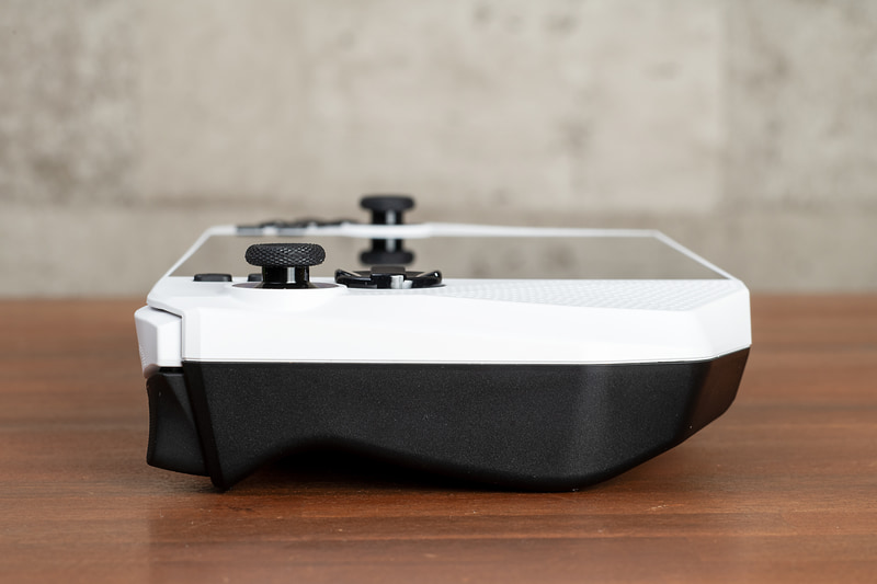 グリップ部は薬指と小指で無理なくホールドできるように立体的なフォルムにデザインされている