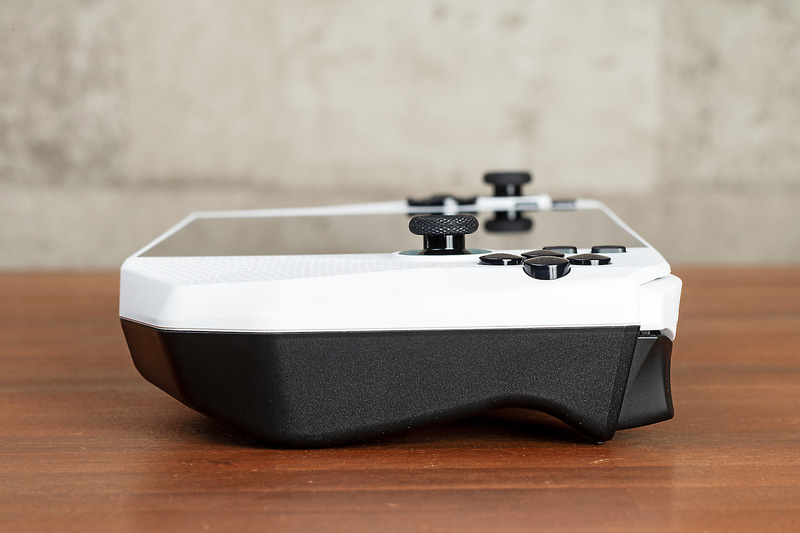 グリップ部は薬指と小指で無理なくホールドできるように立体的なフォルムにデザインされている