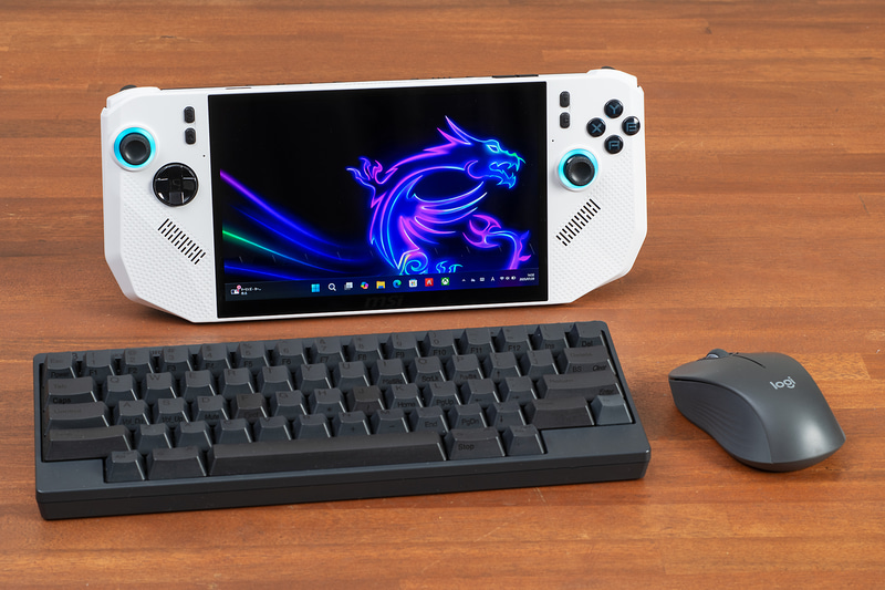 コンパクトなキーボードやマウスを用意すれば、喫茶店などでも利用可能