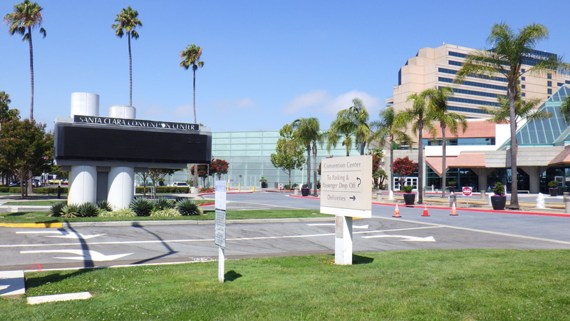 「フューチャーメモリアンドストレージ(FMS: the Future of Memory and Storage)」の会場である「サンタクララコンベンションセンター」の入り口付近。昨年のFMS開催時(2024年8月5日)に筆者が撮影したもの