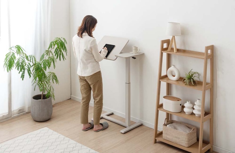 用途に合わせて高さと角度を調整可能