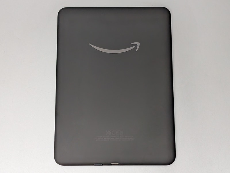 背面は滑り止め加工が施されている。中央のAmazonアイコンのモールドは従来とは加工が異なっており、Kindle Paperwhiteと並べると反射が目立つようになっている