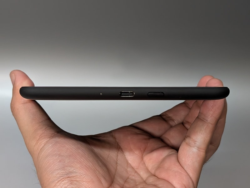 底面にはUSB Type-Cポートのほか、電源ボタンを備える。上面および側面にはボタンやポート類はない