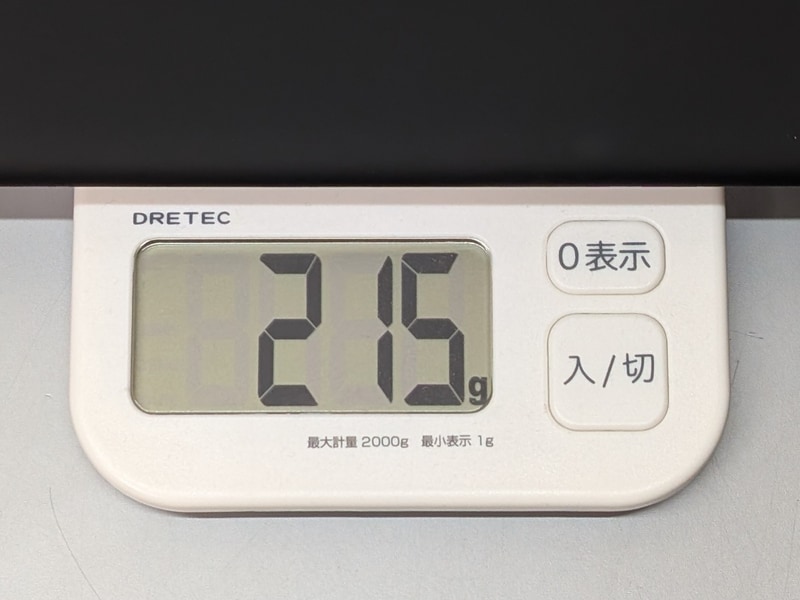 重量は実測215g。従来のモノクロモデルが実測211gだったのでわずかに重くなっている