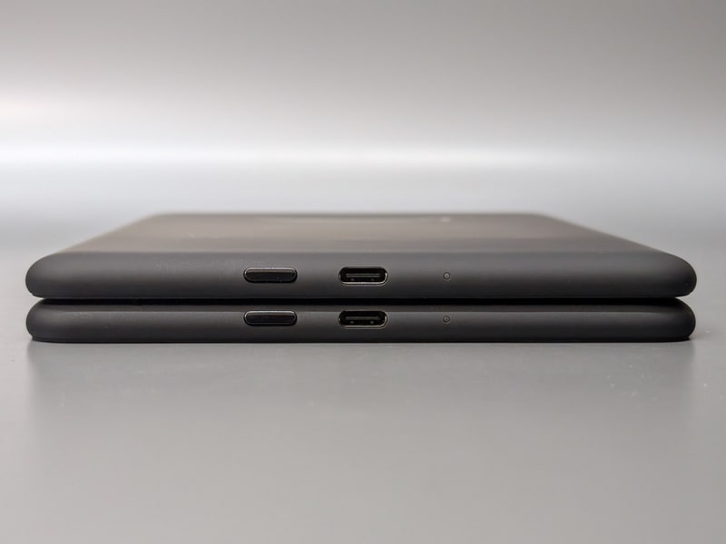 上が本製品、下がKindle Paperwhite。厚みやポート、ボタンの配置はまったく同じだ