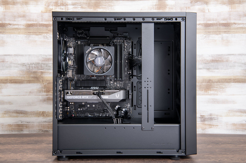 230×465×465mmという若干コンパクトなミドルタワー向けPCケースながら、広大な内部空間を確保