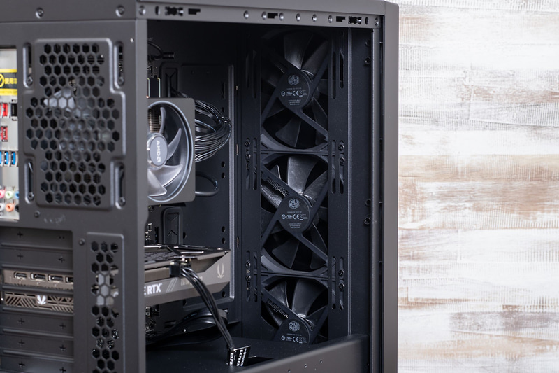 前面には140mmの大型ファンを3基搭載