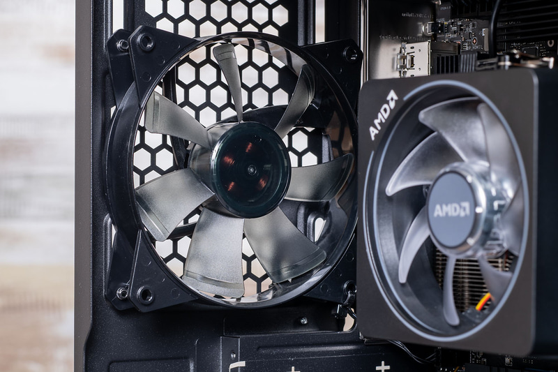 背面には120mmファンを1基標準装備