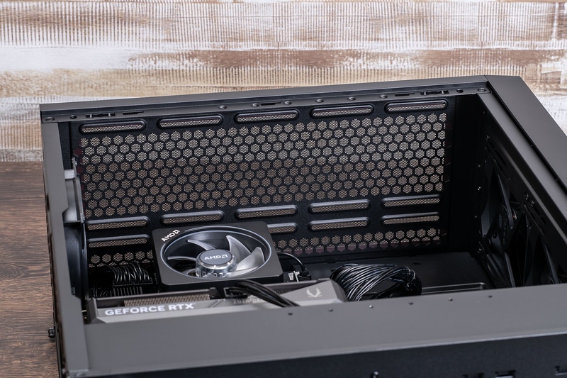 大きな冷却口を設けた上面には、カスタマイズ購入時に120mmのファンを最大3基追加可能