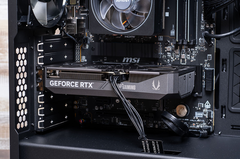 PC内に熱がこもりにくい分、日常的な用途ではプロセッサやビデオカードの冷却ファンの回転数を抑えられる