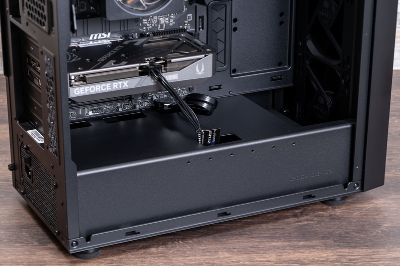 大きな発熱源のひとつである電源ユニットを主要パーツと隔離することで、各パーツの温度上昇を抑えている