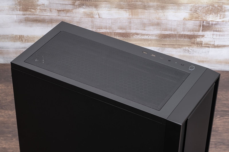 上面にはマグネット吸着式の防塵フィルタを採用