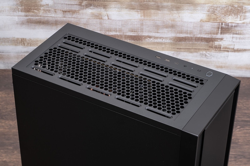 上面にはマグネット吸着式の防塵フィルタを採用