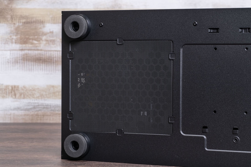 下面の防塵フィルタはわずかにたわませれば取りはずせる