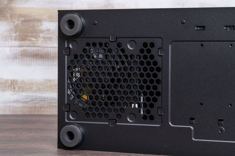 下面の防塵フィルタはわずかにたわませれば取りはずせる