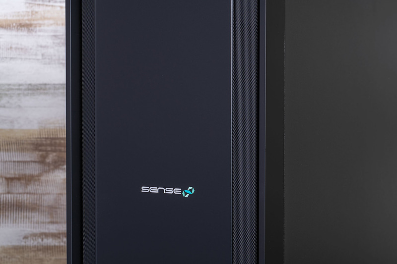 前面左右には吸気口が設けられている