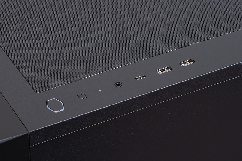 左から電源スイッチ、リセットボタン、動作インジケーター、3.5mmコンボジャック、USB Type-C、USB Type-Aを配置