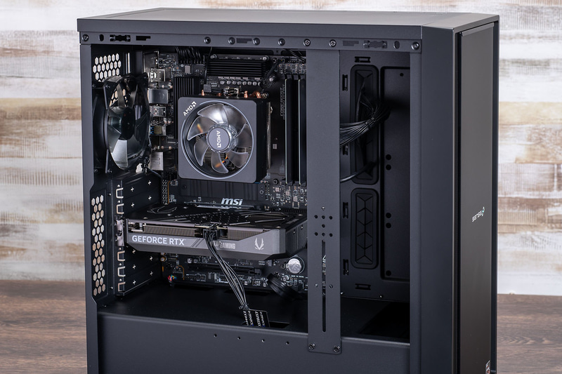 広々とした内部空間には最大410mmのビデオカード、高さ170mmのCPUクーラー、上面には最大360mmの水冷ラジエーターを装着できる