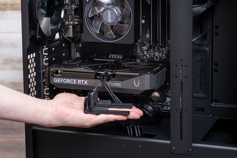 今回の「GeForce RTX 5060 Ti」では不要だが、上位の大型ビデオカードを装着する際には「ビデオカードホルダー」が必須だ