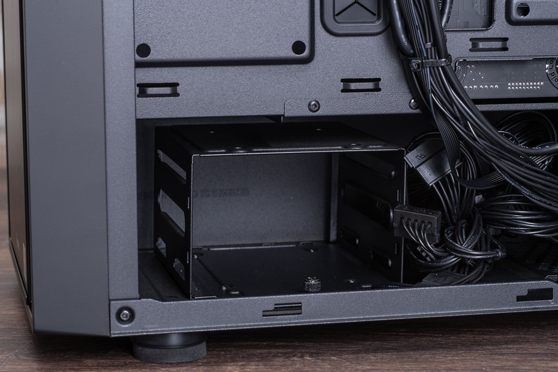 2.5/3.5インチ兼用内蔵ベイ×2を本体下部に用意