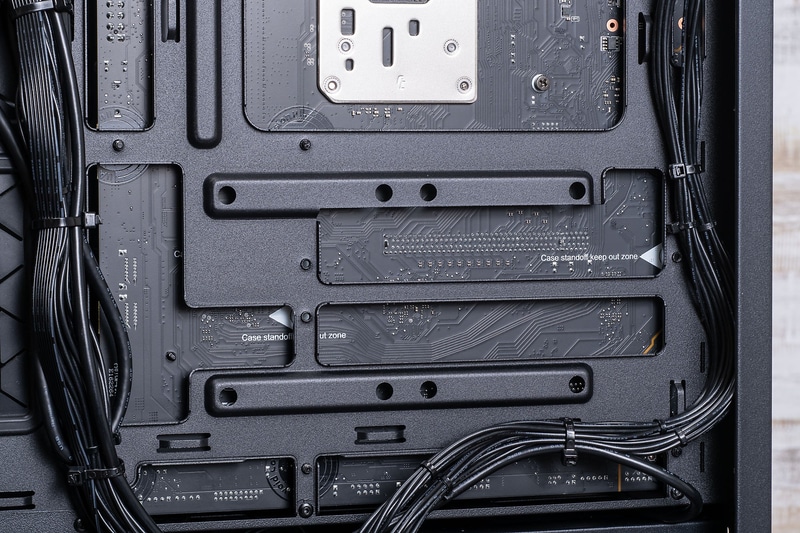 2.5インチ内蔵ベイ×5は右側面内部に配置