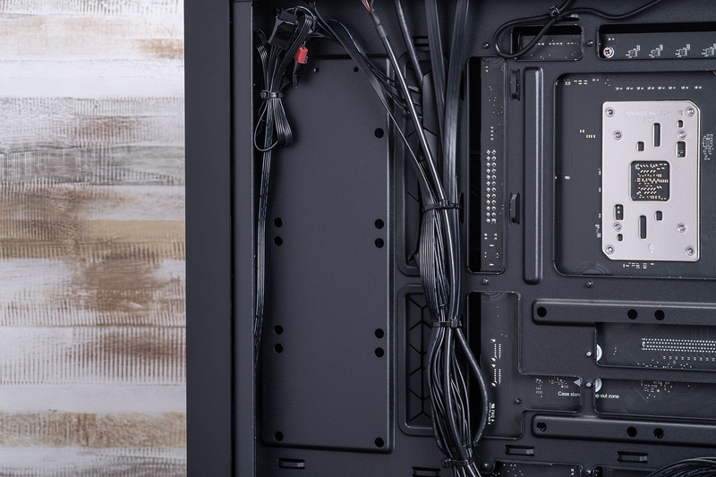 2.5インチ内蔵ベイ×5は右側面内部に配置