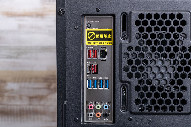 マザーボード側にUSB 3.2 Gen 2 Type-C、USB 3.2 Gen 2 3基、USB 3.2 Gen 1 4基、有線LAN(2.5Gigabit Ethernet)、アナログ7.1chサウンド(ライン出力、ライン入力、マイク入力、センター・サブ出力、リア出力、サイド出力)、ビデオカード側にHDMI、DisplayPort 3基を装備