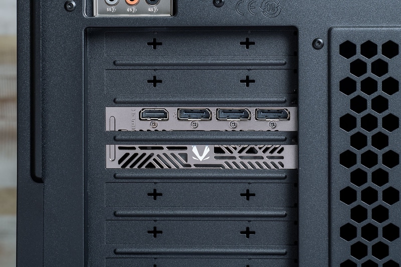 マザーボード側にUSB 3.2 Gen 2 Type-C、USB 3.2 Gen 2 3基、USB 3.2 Gen 1 4基、有線LAN(2.5Gigabit Ethernet)、アナログ7.1chサウンド(ライン出力、ライン入力、マイク入力、センター・サブ出力、リア出力、サイド出力)、ビデオカード側にHDMI、DisplayPort 3基を装備