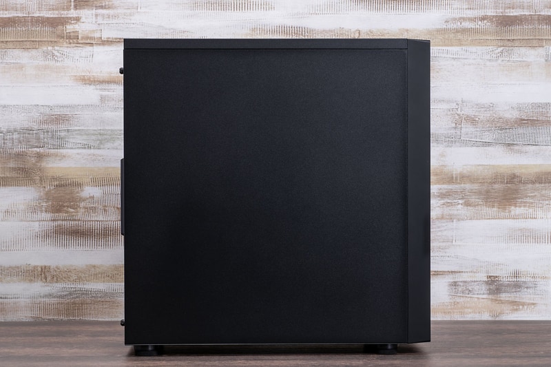 両側面の金属パネルは背面のプラスネジを抜けば取り外せる