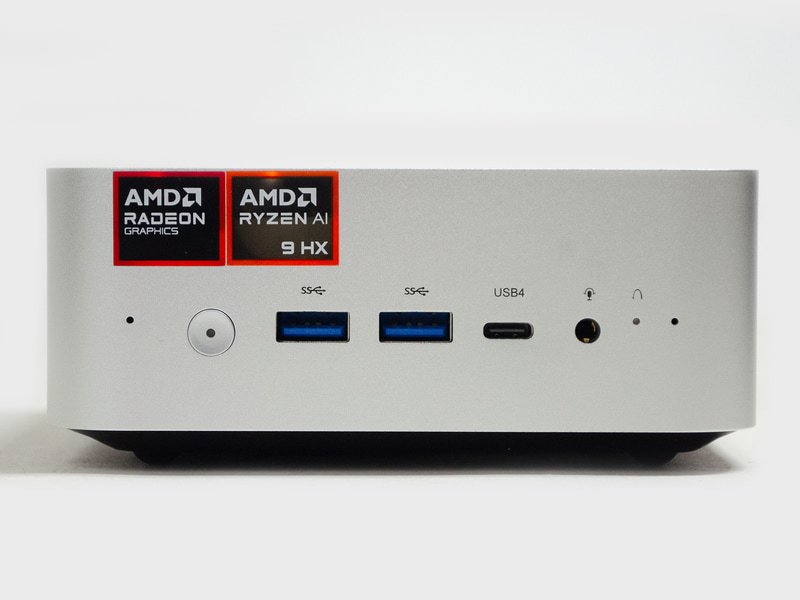 前面。電源ボタン、USB 3.2 Gen 2 2基、USB4、3.5mmオーディオジャック。右側面にケンジントンロックポート