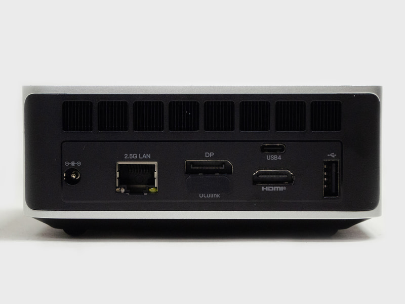 背面。電源コネクタ、2.5Gigabit Ethernet、DisplayPort 2.0、OCuLink、USB4、HDMI 2.0、USB 2.0